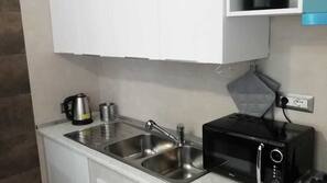 Réfrigérateur, fourneau de cuisine, cafetière/bouilloire