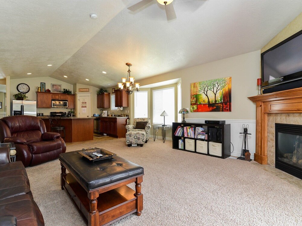 Luxury Executive Duplex Main Level * Huge Master * Large Kitchen * Fireplace