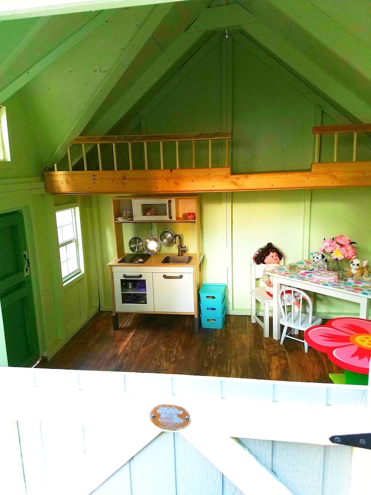 Luxury Executive Duplex Main Level * Huge Master * Large Kitchen * Fireplace