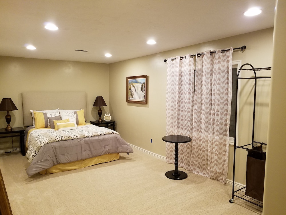 Luxury Executive Duplex Main Level * Huge Master * Large Kitchen * Fireplace