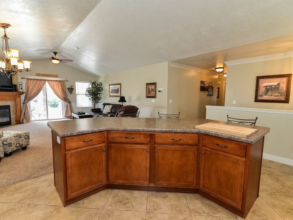 Luxury Executive Duplex Main Level * Huge Master * Large Kitchen * Fireplace