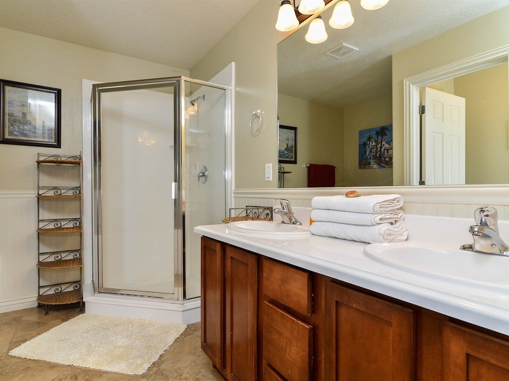 Luxury Executive Duplex Main Level * Huge Master * Large Kitchen * Fireplace