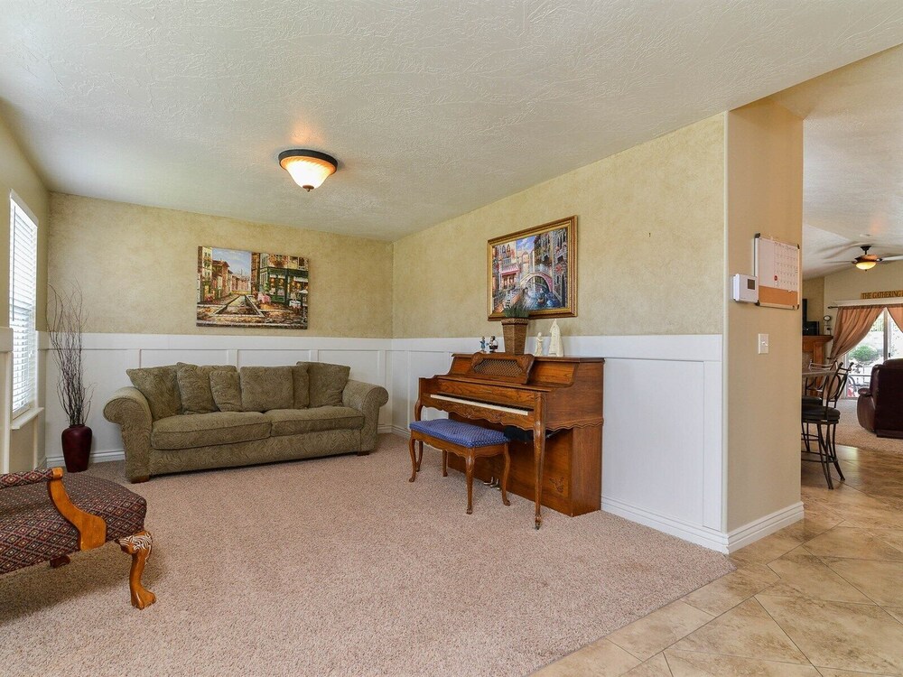 Luxury Executive Duplex Main Level * Huge Master * Large Kitchen * Fireplace