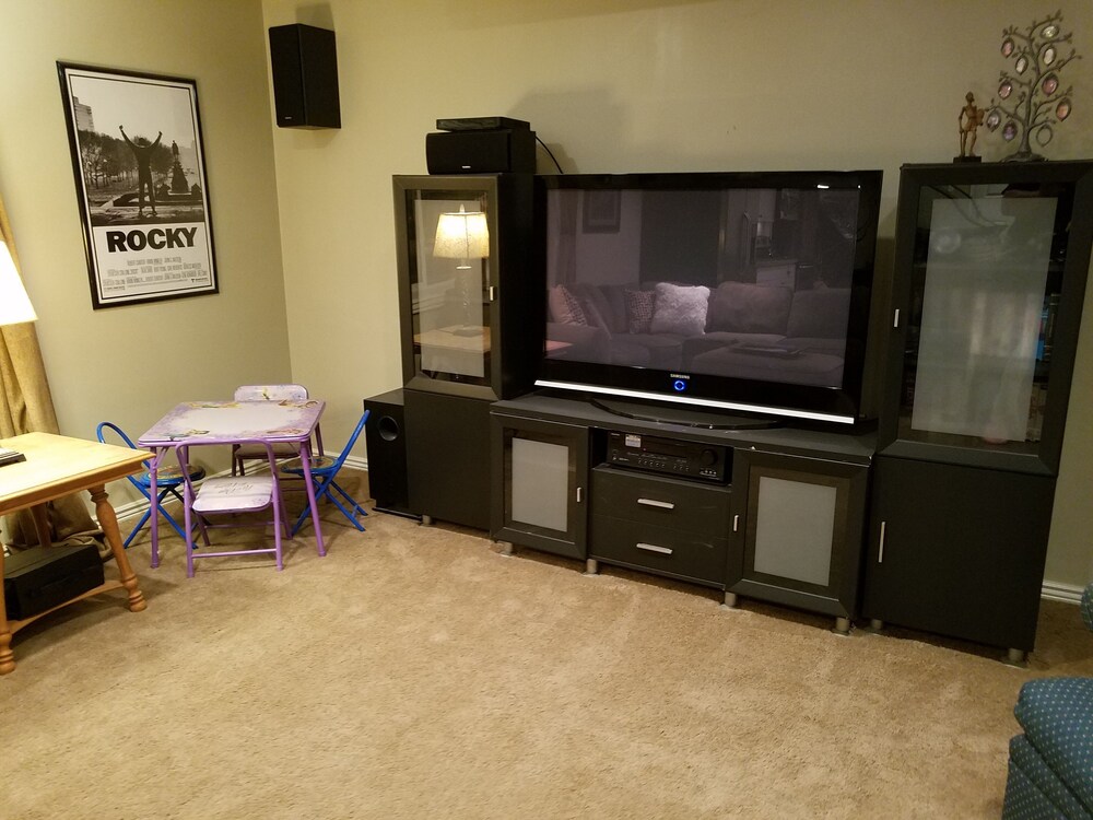 Luxury Executive Duplex Main Level * Huge Master * Large Kitchen * Fireplace