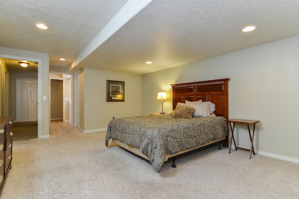 Luxury Executive Duplex Main Level * Huge Master * Large Kitchen * Fireplace