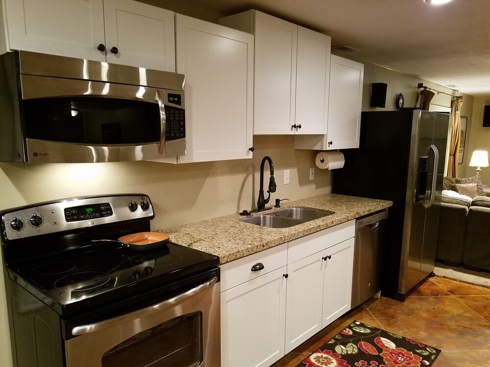 Luxury Executive Duplex Main Level * Huge Master * Large Kitchen * Fireplace