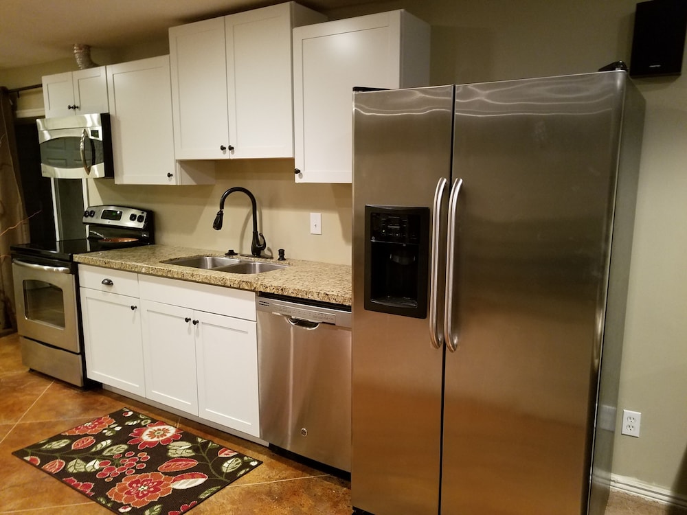 Luxury Executive Duplex Main Level * Huge Master * Large Kitchen * Fireplace