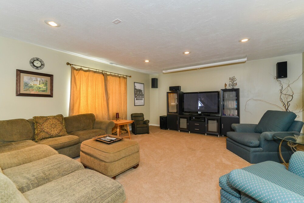 Luxury Executive Duplex Main Level * Huge Master * Large Kitchen * Fireplace