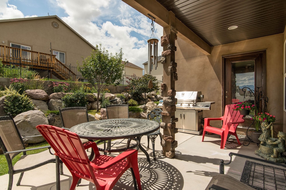 Luxury Executive Duplex Main Level * Huge Master * Large Kitchen * Fireplace