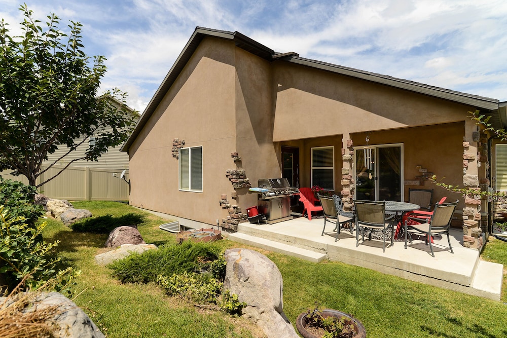 Luxury Executive Duplex Main Level * Huge Master * Large Kitchen * Fireplace