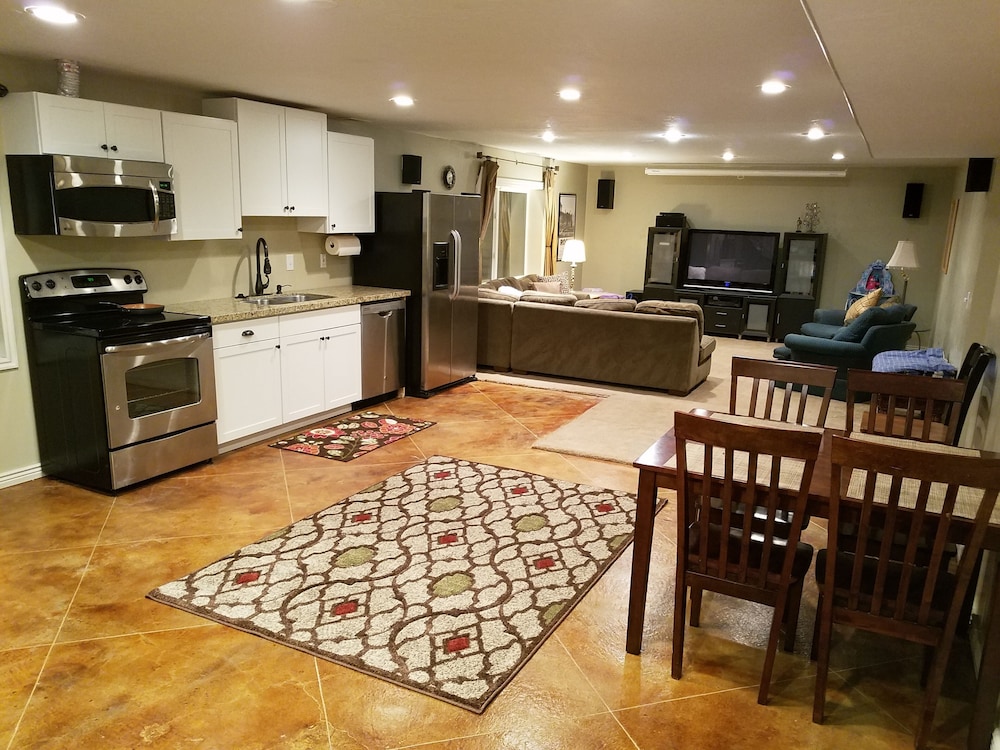 Luxury Executive Duplex Main Level * Huge Master * Large Kitchen * Fireplace