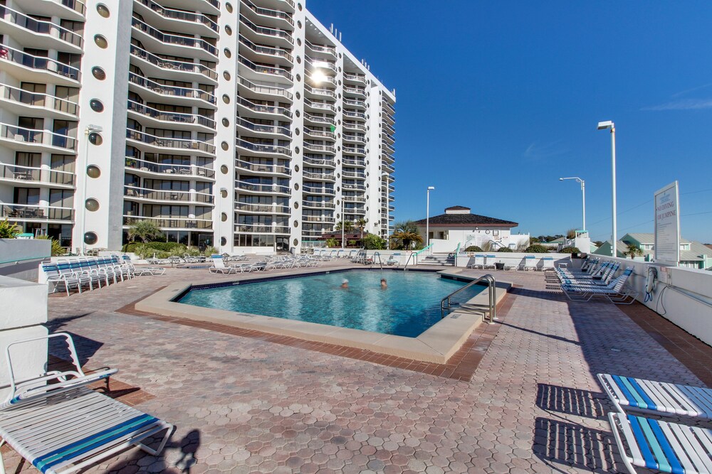 Breezy Resort Studio W Balcony Beach Access Shared Pool