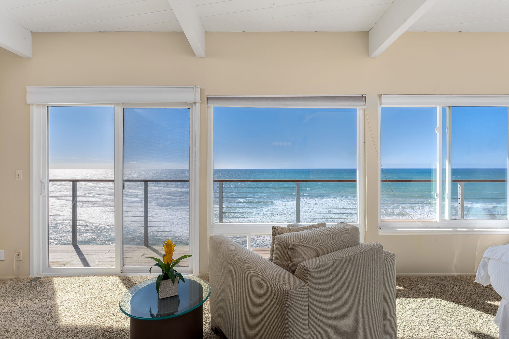 Captivating Oceanfront Vacation Rental With Direct Beach Access E016-0 in Encinitas, United States