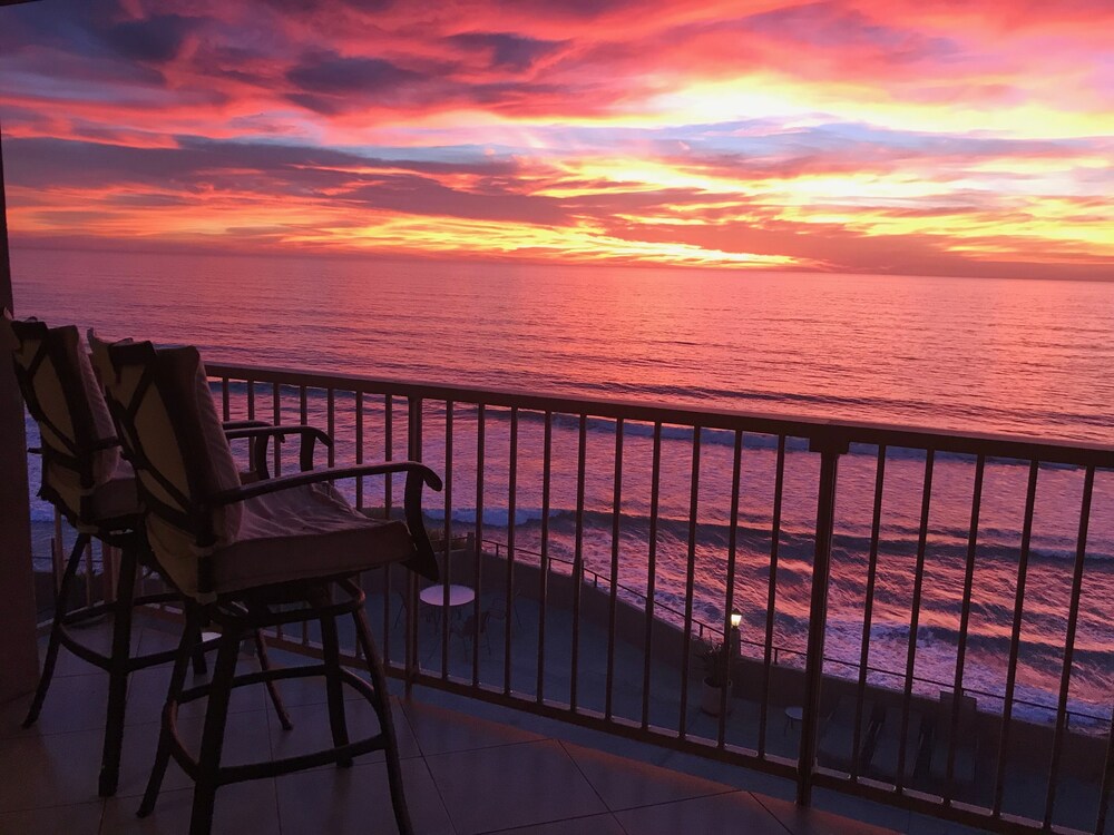 INCREDIBLE OCEANFRONT CONDO Discounted summer rates! Solana Beach Vrbo