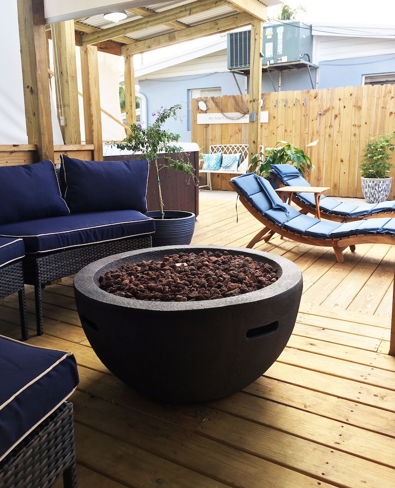 casual living patio and poolside fl on Pool Hot Tub Outdoor Bar Tv Fire Pit Bbq Close To Hard Rock Casino In Fort Lauderdale Hotel Rates Reviews On Orbitz