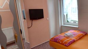 Schallisolierte Zimmer, WLAN-Internetzugang (gegen Gebühr), Bettwäsche