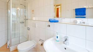 Dusche, kostenlose Toilettenartikel, Handtücher