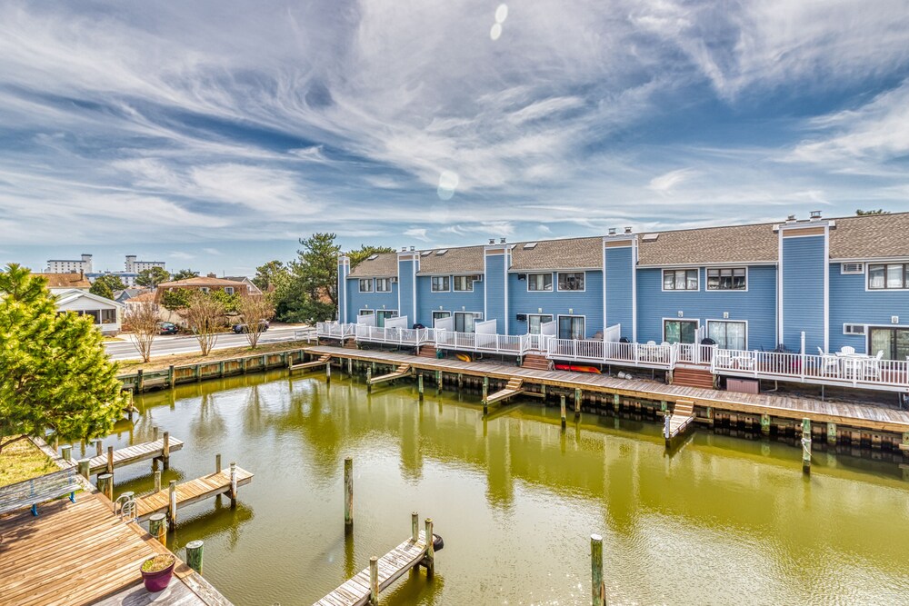 Colorful & cozy waterfront townhome w/ three balconies walk to the