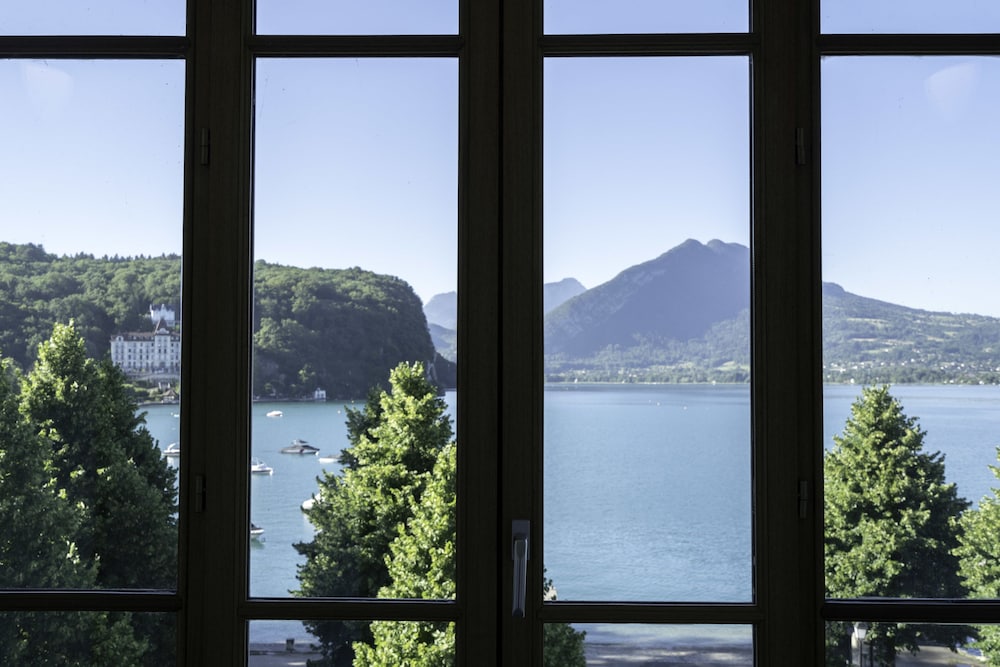 Le Pavillon Des Fleurs In Menthon Saint Bernard Expedia