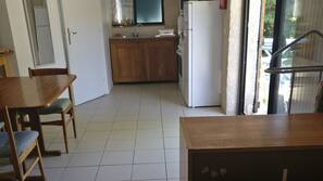 Iron/ironing board, Internet, linens
