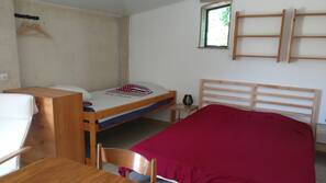Iron/ironing board, Internet, linens