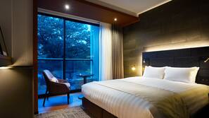 In-room safe, desk, free WiFi