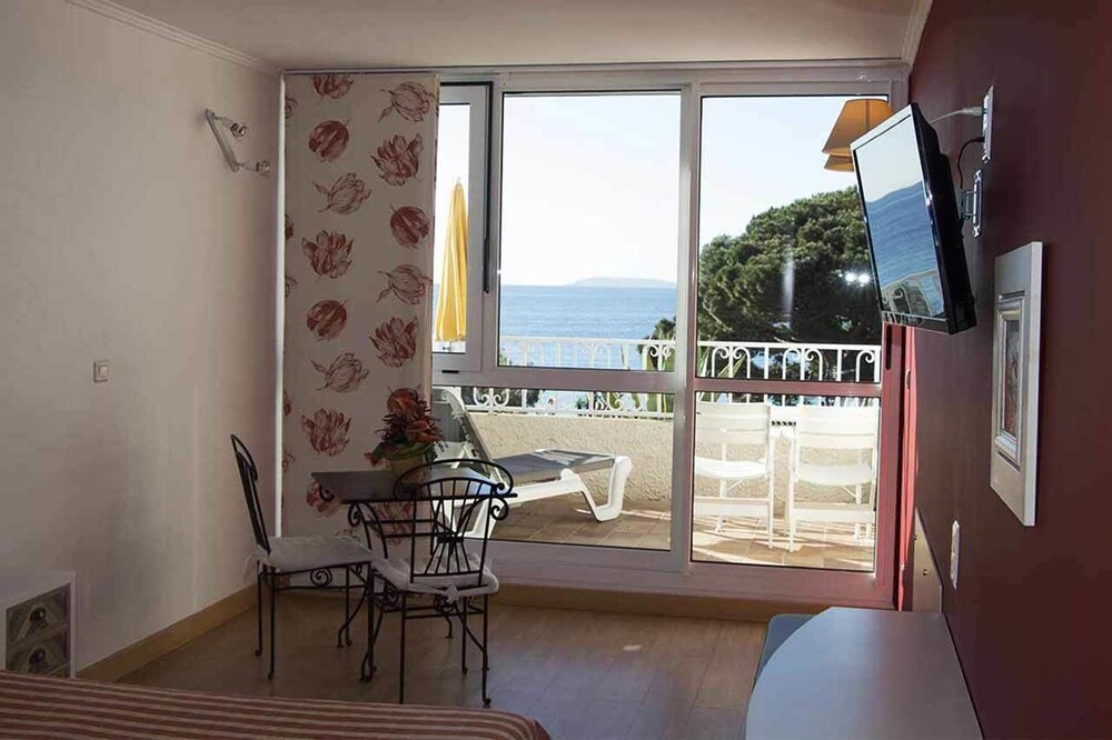 Hotel Les Alcyons In Toulon Hyeres France Expedia