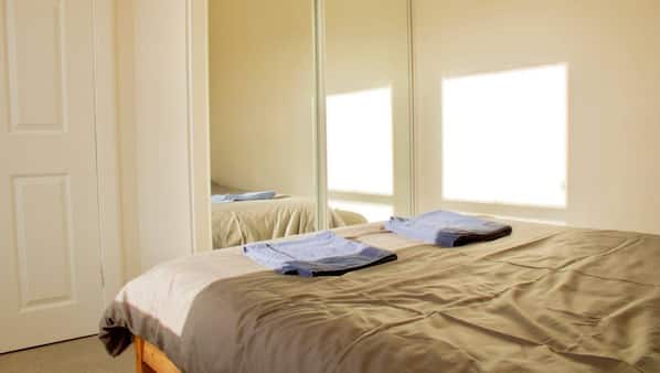 2 bedrooms, linens