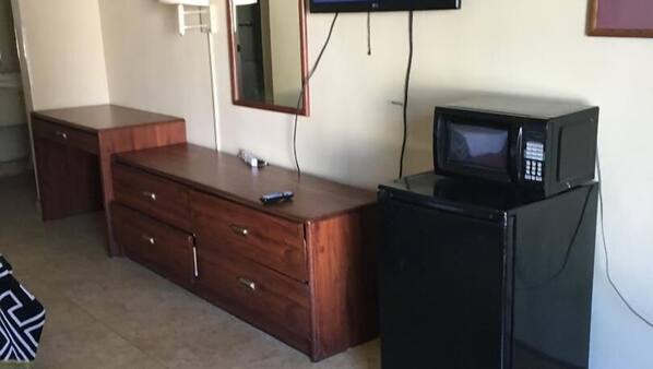 Individually furnished, desk, free WiFi, linens