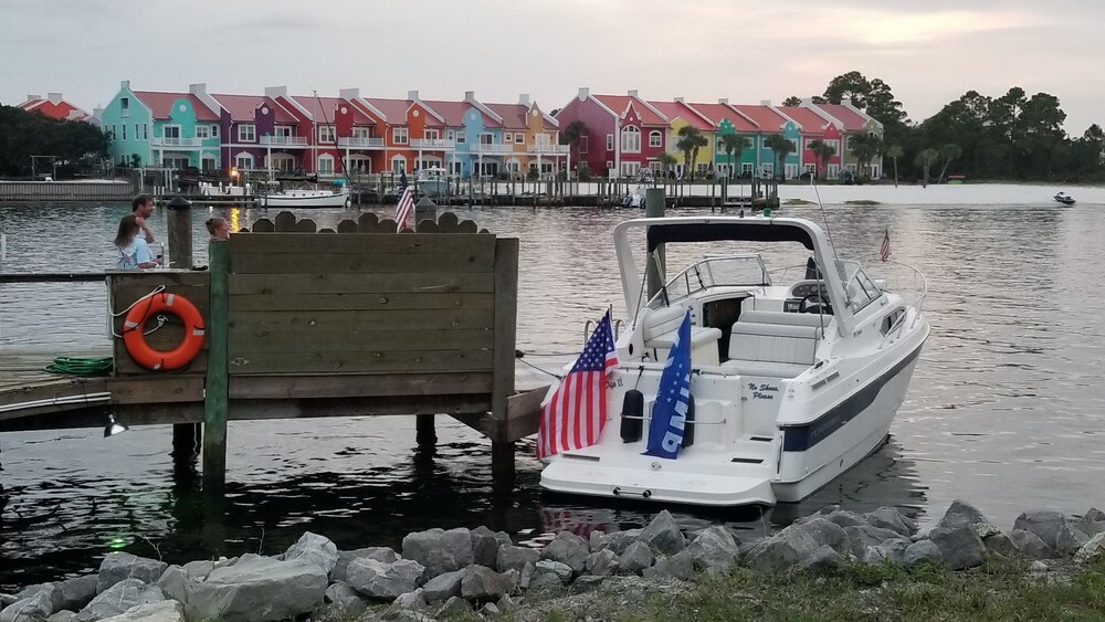 Private dock! Get the Boat and BOOK NOW ! The weather is great! Great location<br><br>