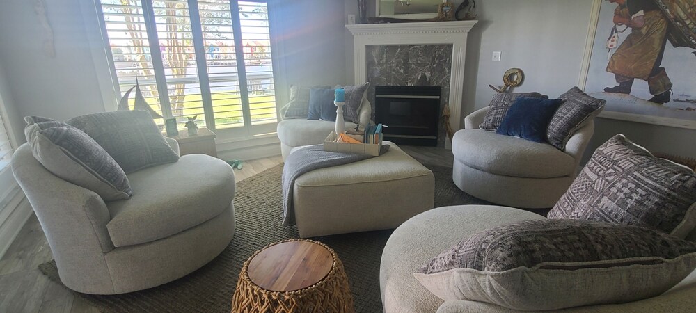 Private dock! Get the Boat and BOOK NOW ! The weather is great! Great location<br><br>