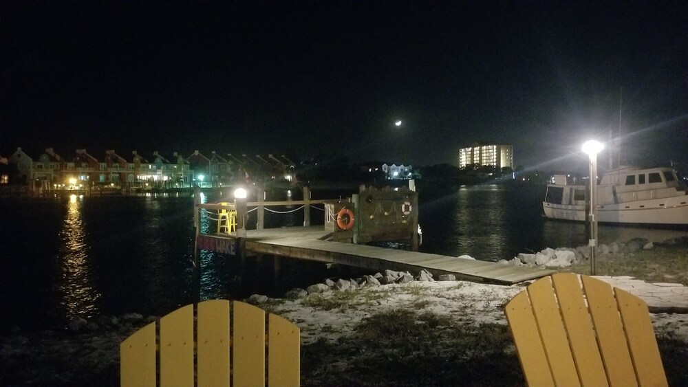 Private dock! Get the Boat and BOOK NOW ! The weather is great! Great location<br><br>