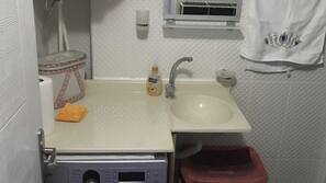 Dusche, kostenlose Toilettenartikel, Haartrockner, Hausschuhe