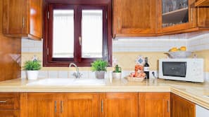 Full-size fridge, microwave, oven, stovetop