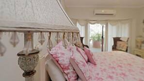 Individually furnished, laptop workspace, iron/ironing board, free WiFi