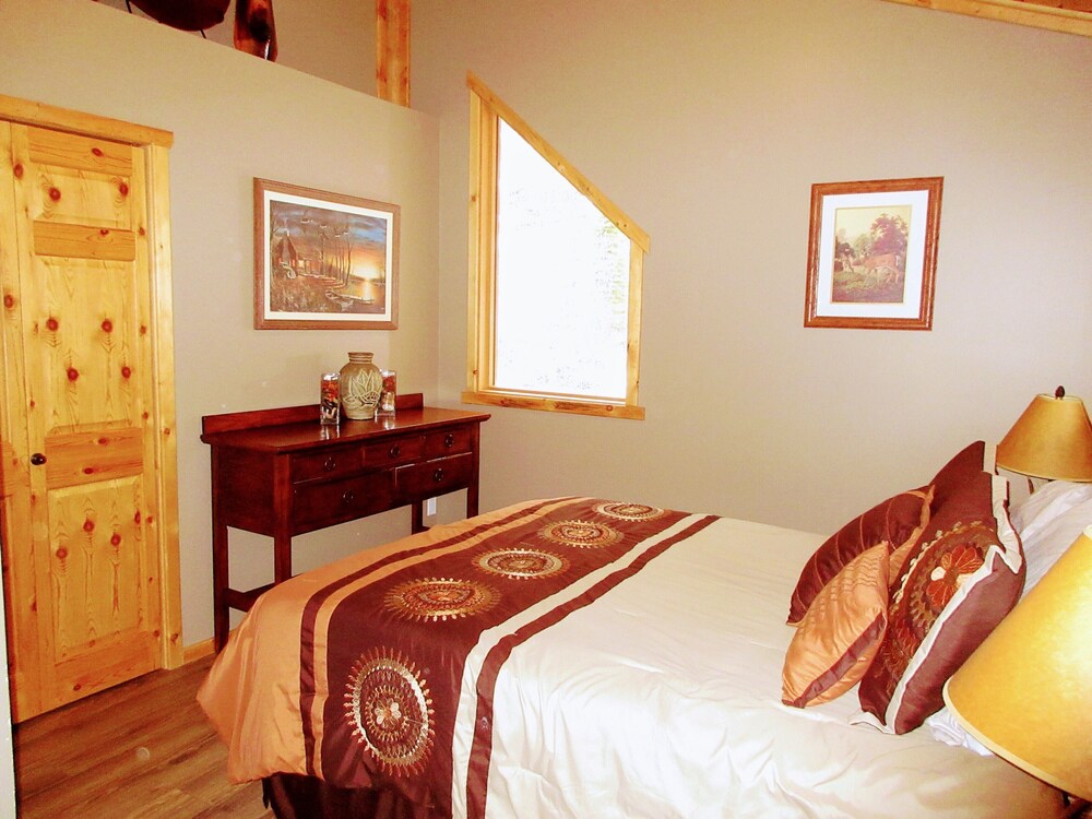 Beautiful 5 Bedroom Log Cabin In Kimberley Cheap Hotel
