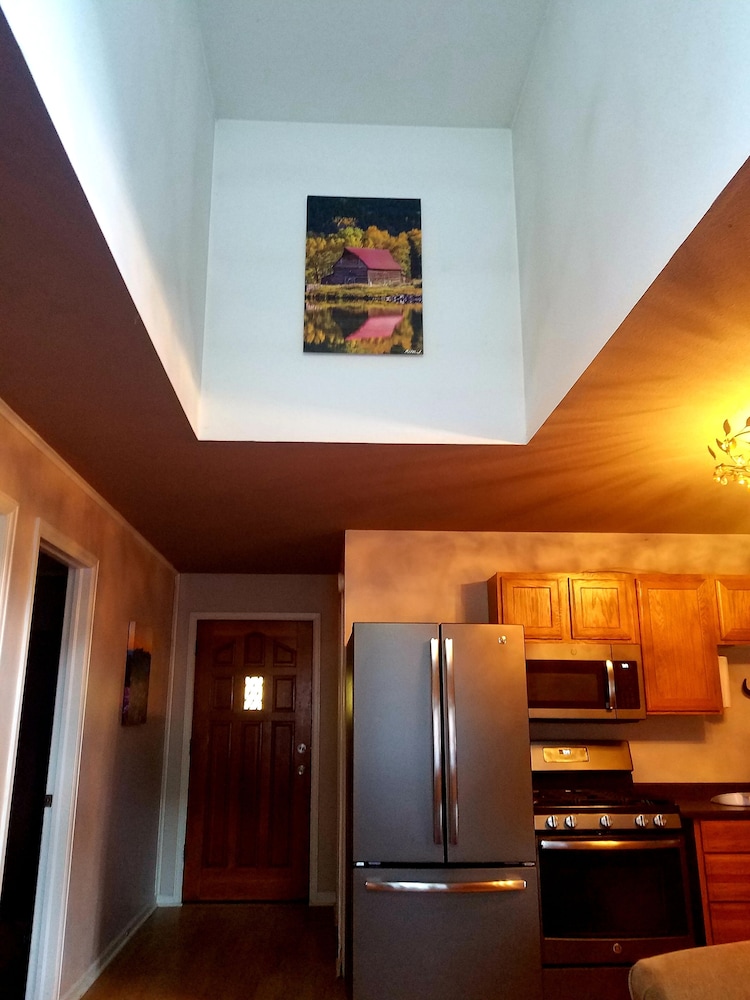 Gowdy Apartment. Fenced yard pet friendly , modern, clean. Gowdy