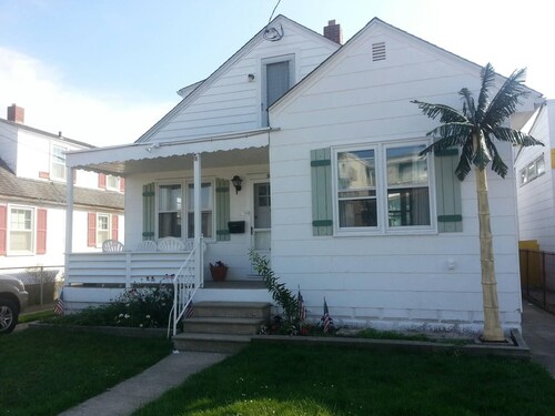 Quaint Wildwood House W Pool Walk To Beach Wildwood