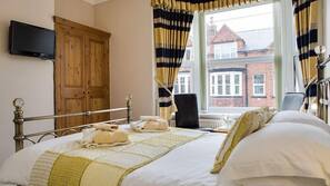 Individually furnished, desk, iron/ironing board, free WiFi
