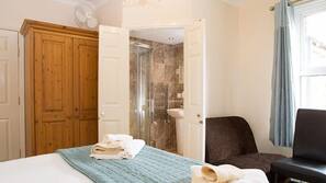 Individually furnished, desk, iron/ironing board, free WiFi