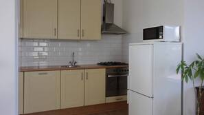 Geladeira, micro-ondas, fogão, cooktop