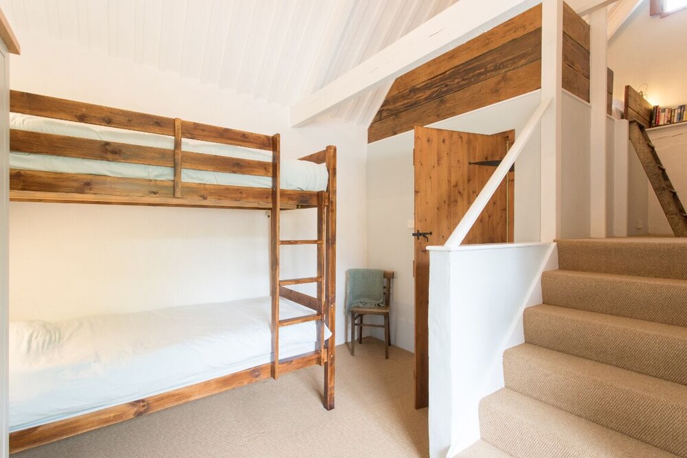 Quiet very rural thatched barn near great pub: Rooms, Reviews & Deals