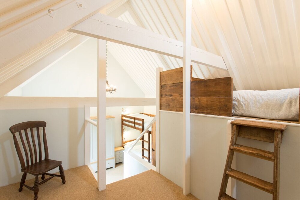 Quiet very rural thatched barn near great pub: Rooms, Reviews & Deals