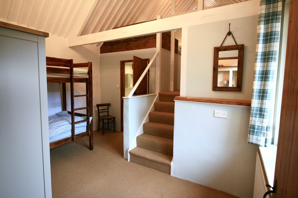 Quiet very rural thatched barn near great pub: Rooms, Reviews & Deals