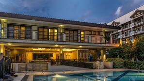 4 outdoor pools, open 7:00 AM to 9:00 PM, pool umbrellas, pool loungers