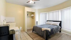 Tabla de planchar con plancha, wifi gratis, ropa de cama