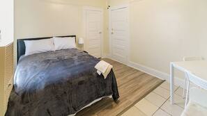 Tabla de planchar con plancha, wifi gratis, ropa de cama