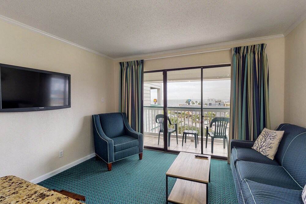 Beach Front Condo With Balcony Views And Full Kitchen In Beach Front Condo With Balcony Views And Full Kitchen In