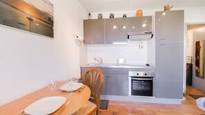 Fridge, microwave, oven, coffee/tea maker