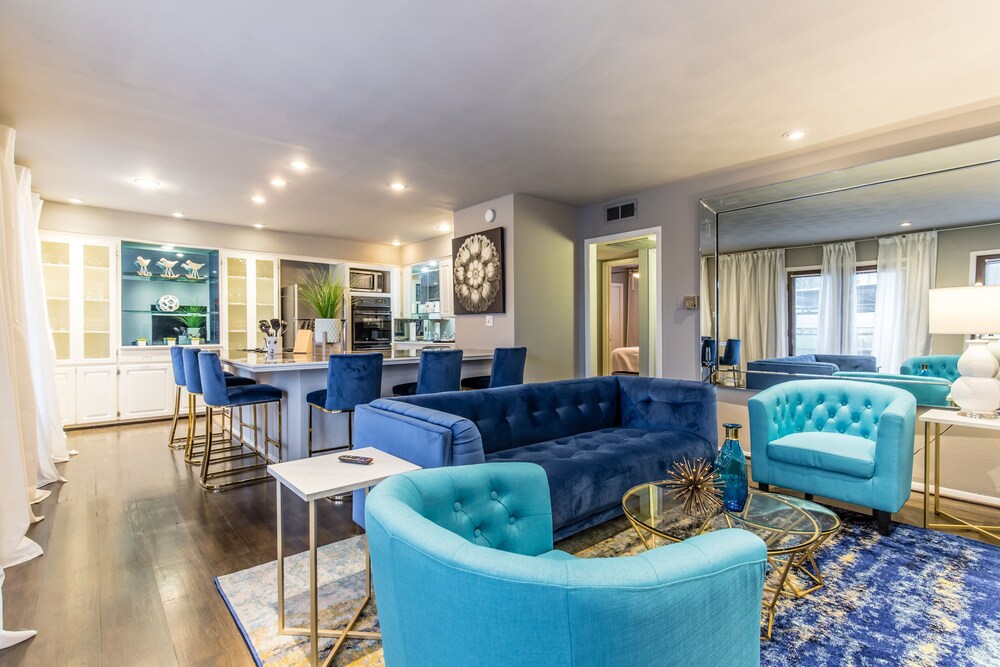 Fabulous 2 Bedroom Amazing Pool And Courtyard In Dallas - 